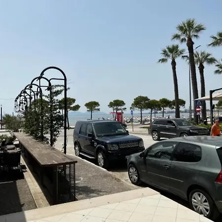 Spacious Beachside By Apartmentsvloraholidays