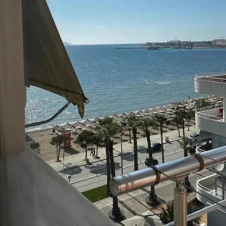 Appartamento Spacious Beachside By Apartmentsvloraholidays *